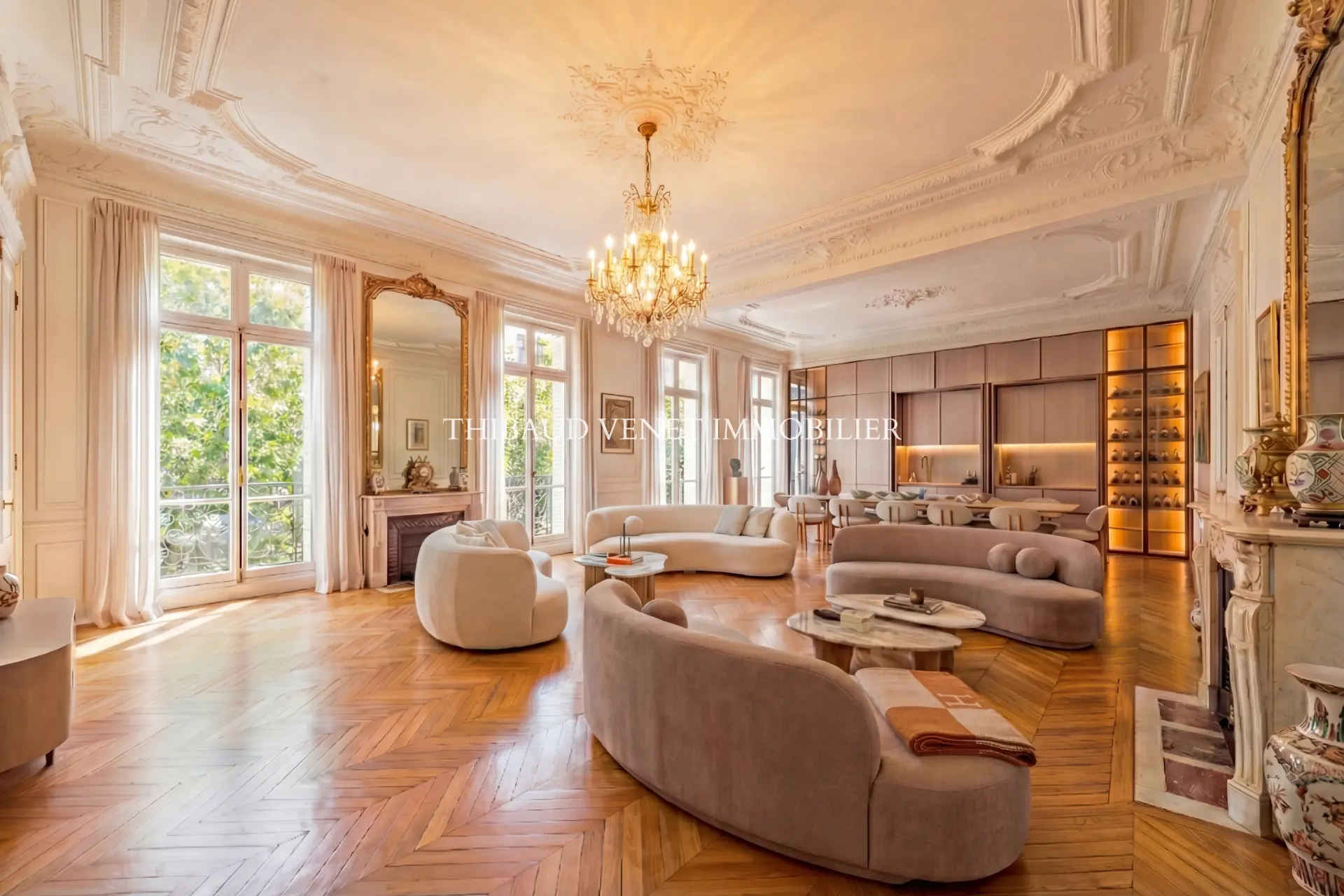 Appartement de réception avec moulures et parquet