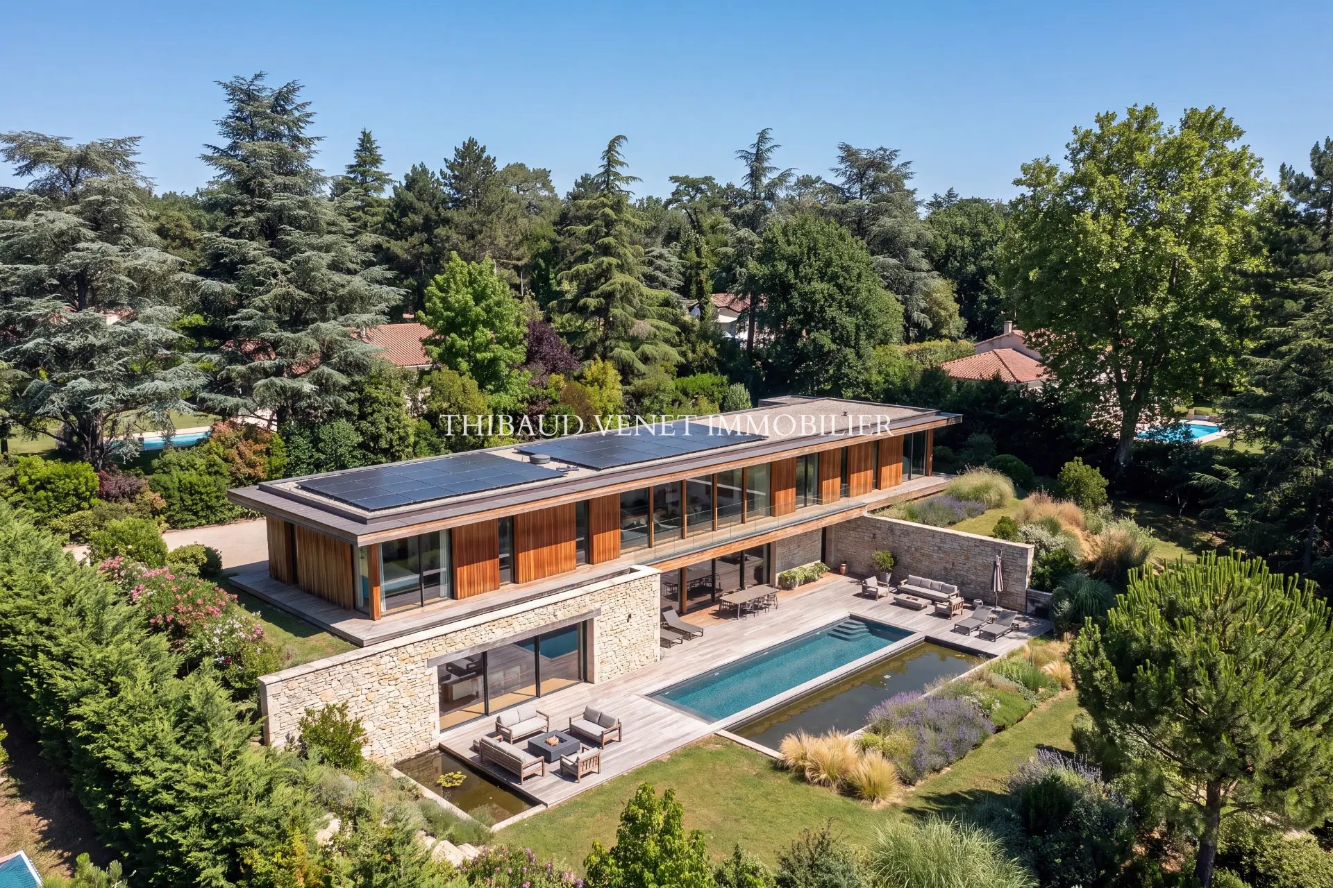 Villa contemporaine en pierre vue du ciel